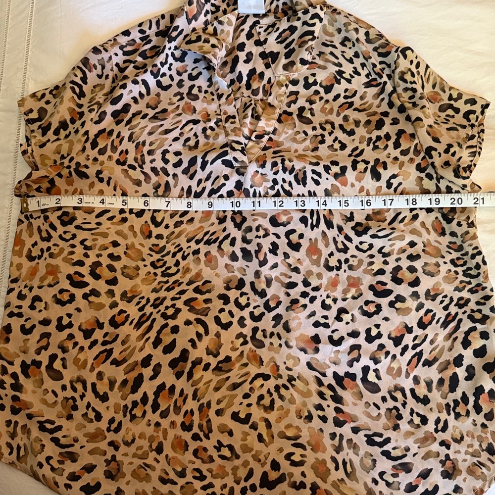 🧡 CAbi Leopard Print Top - Picture 6 of 9